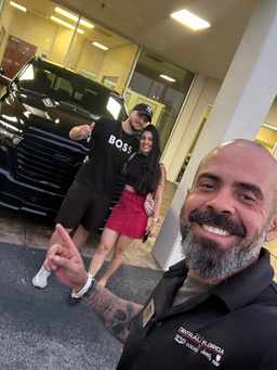Cliente satisfeito com a compra do carro nos EUA, ao lado do David